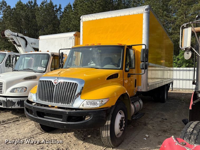 2019 International 4300 box truck - YA2126