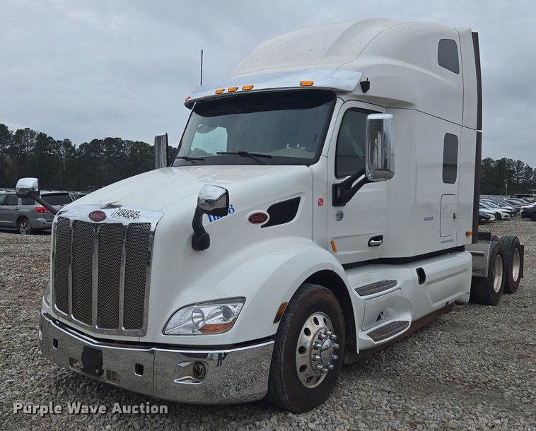 2022 Peterbilt 579 semi truck - YA2141