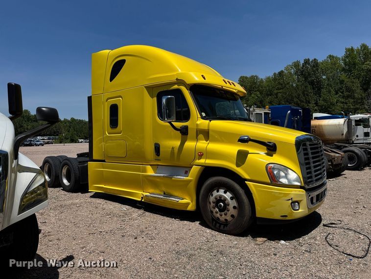 2018 Freightliner Cascadia semi truck - YA2187