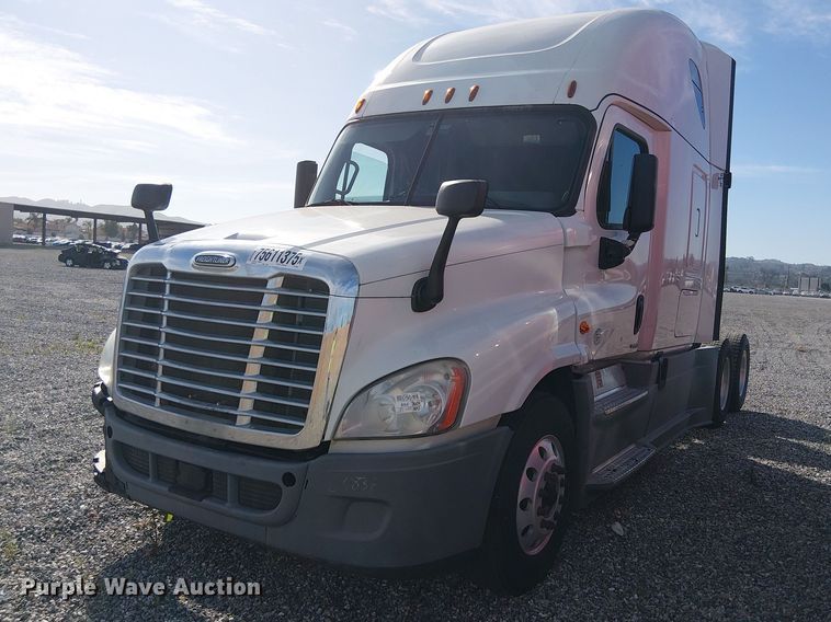2018 Freightliner Cascadia semi truck - YA2236