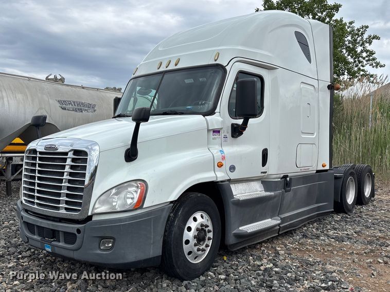 2017 Freightliner Cascadia semi truck - YA2417