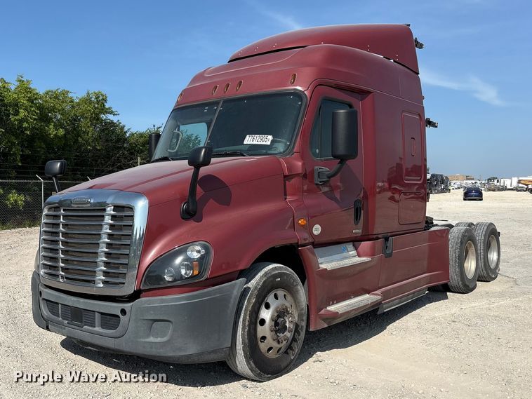 2018 Freightliner Cascadia semi truck - YA2539