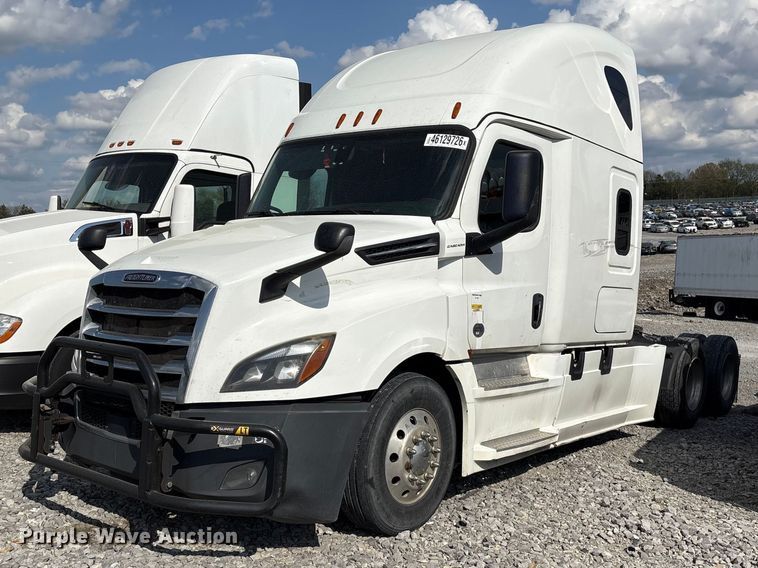 2020 Freightliner Cascadia semi truck - YA2848