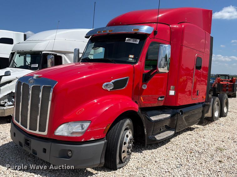 2017 Peterbilt 579 semi truck - YA3258