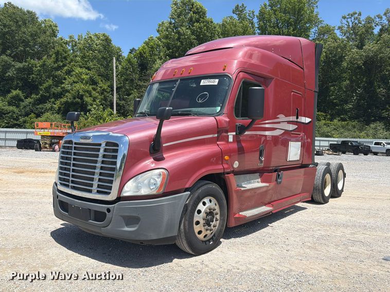 2016 Freightliner Cascadia semi truck - YA3430