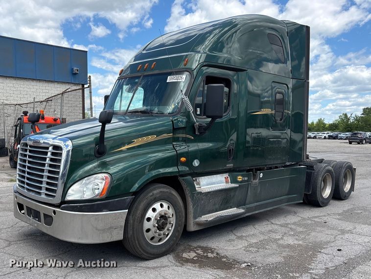 2018 Freightliner Cascadia semi truck - YA3749