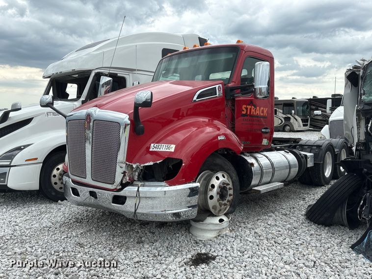 2019 Kenworth T680 semi truck - YA3936