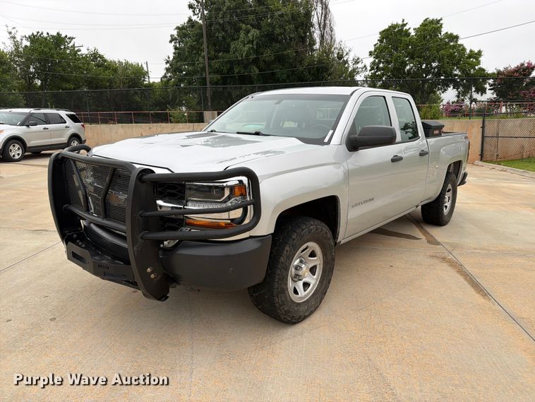 2018 Chevrolet Silverado 1500 Ext. Cab pickup truck - EW0348
