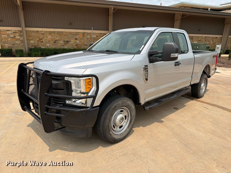 2017 Ford F250 Super Duty Ext. Cab pickup truck - EW0354