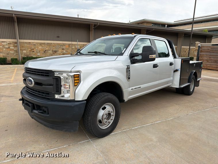 2018 Ford F350 Super Duty Crew Cab utility bed pickup truck - EW0357