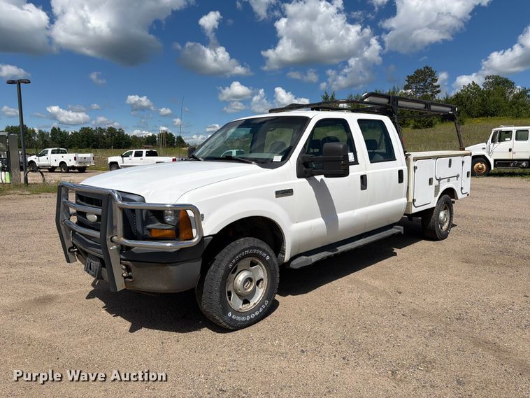 2006 Ford F350 Super Duty Crew Cab utility bed pickup truck - DQ7925