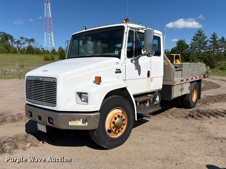 2002 Freightliner FL70 Ext. Cab flatbed truck - DQ7926