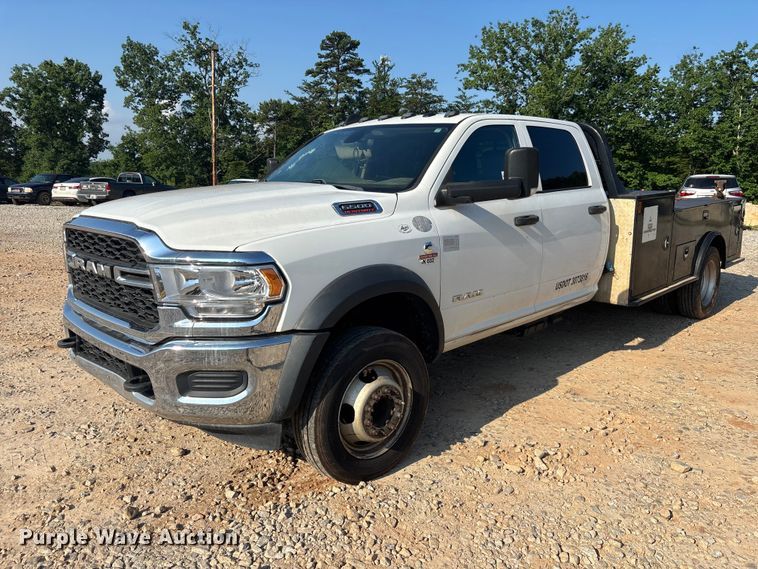 2020 RAM 5500 Crew Cab flatbed truck - DU6328