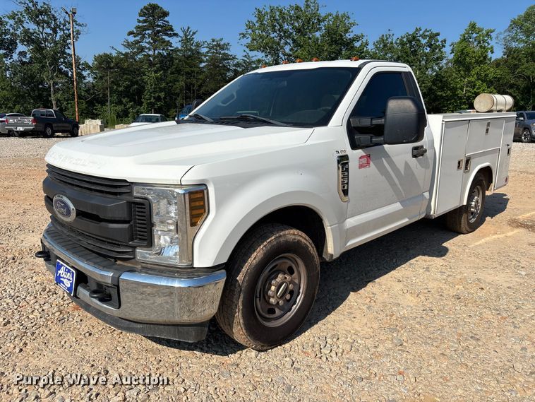 2018 Ford F250 Super Duty utility bed pickup truck - DU6330