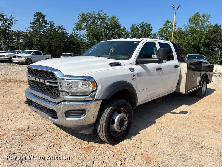 2020 RAM 5500 Crew Cab flatbed truck - DU6333