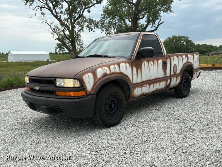 2001 Chevrolet S10 pickup truck - EI5917