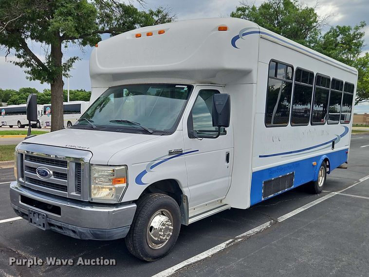 2011 Ford E-450 shuttle bus - EO8512