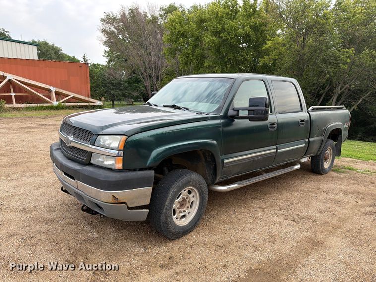 2004 Chevrolet Silverado 2500HD Crew Cab pickup truck - ER1810