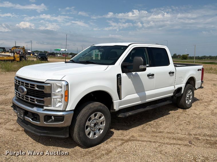 2023 Ford F250 Super Duty Crew Cab pickup truck - ER1822