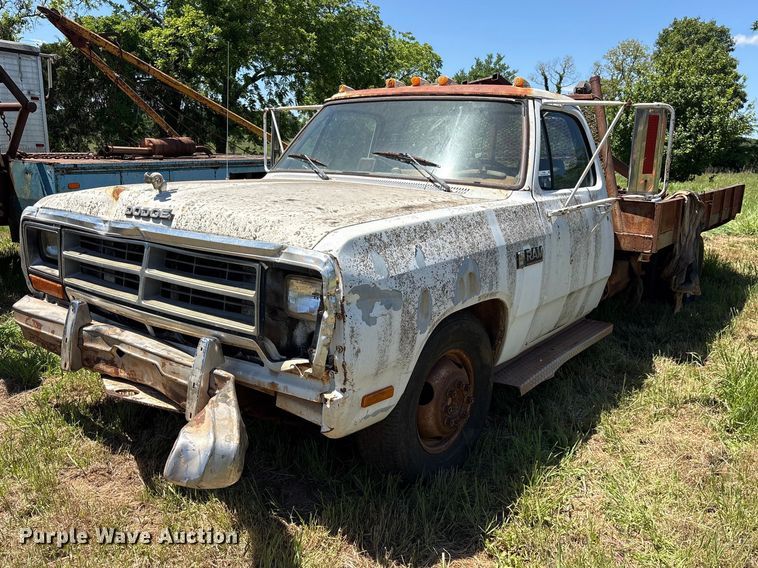 1985 Dodge D350 flatbed truck - ET2062