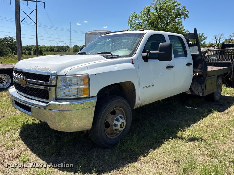 2014 Chevrolet Silverado 3500HD Crew Cab flatbed pickup truck - ET2070