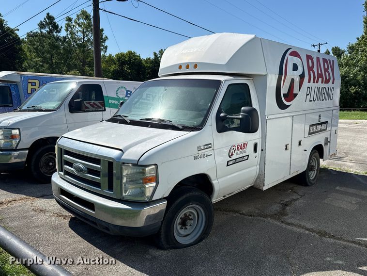 2010 Ford E350 Super Duty utility van - ET6343