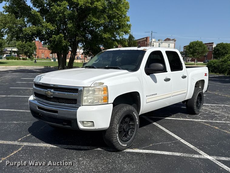 2011 Chevrolet Silverado 1500 Crew Cab pickup truck - ET6402