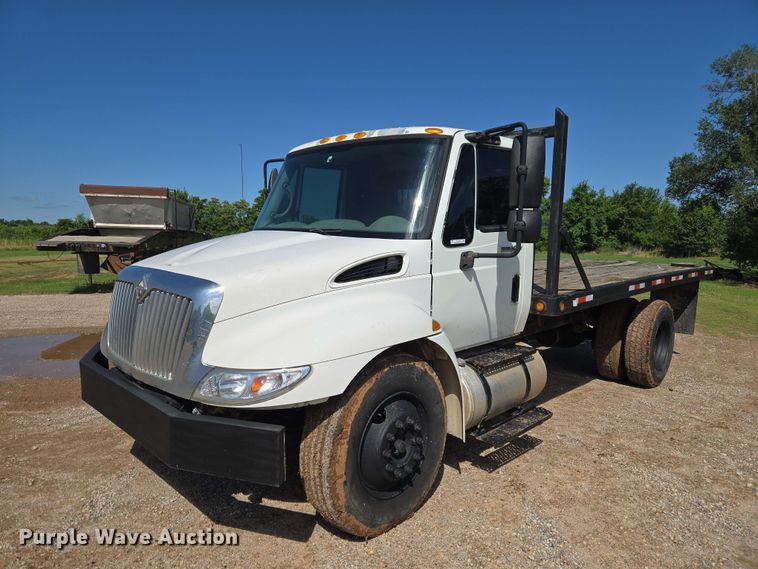 2007 International 4300 flatbed truck - EW0334