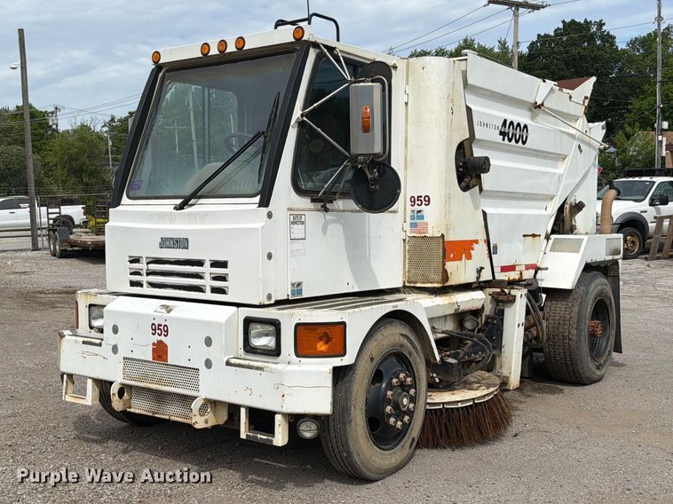 2001 Johnston 4000 street sweeper - FB8181