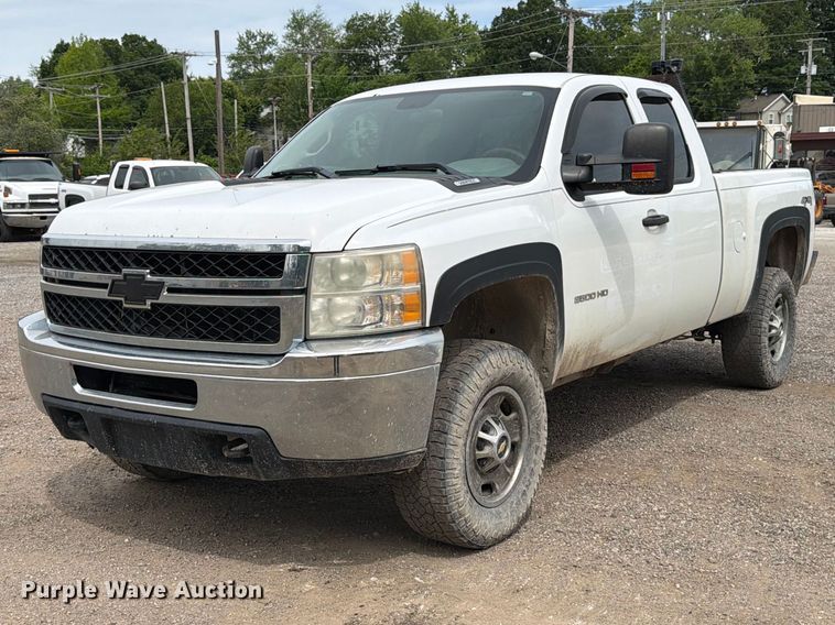2011 Chevrolet Silverado 2500HD Ext. Cab pickup truck - FB8182