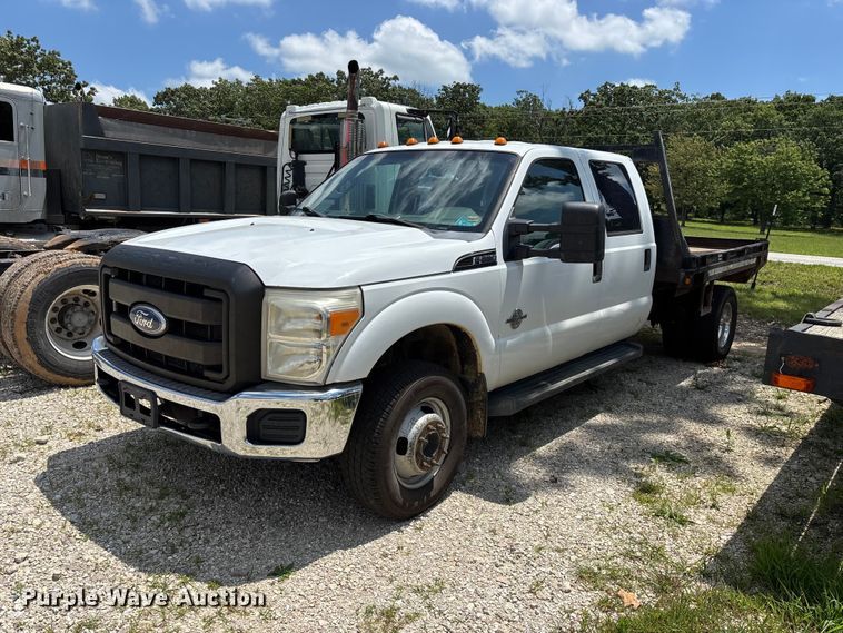 2011 Ford F350 Super Duty Crew Cab flatbed pickup truck - FG0511