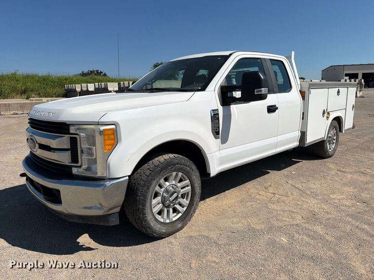 2017 Ford F250 Super Duty Ext. Cab utility bed pickup truck - FI0273