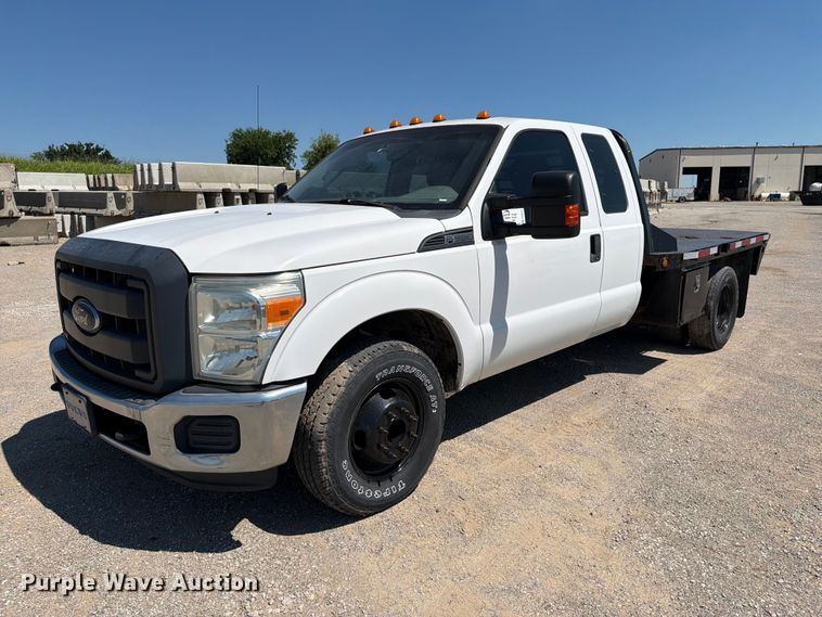 2016 Ford F350 Super Duty Ext. Cab flatbed pickup truck - FI0274
