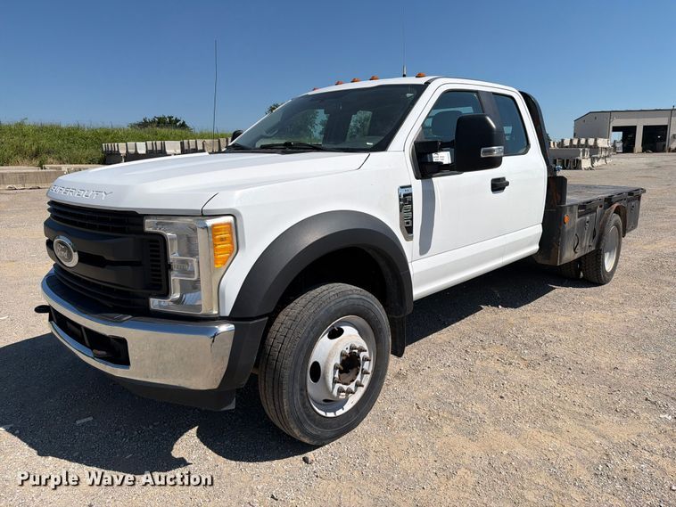 2017 Ford F550 Super Duty Ext. Cab flatbed truck - FI0275