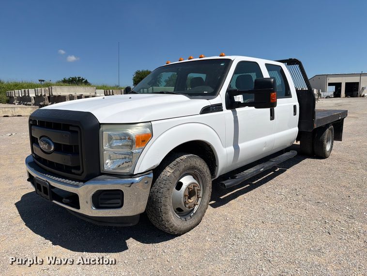 2016 Ford F350 Super Duty Crew Cab flatbed pickup truck - FI0276