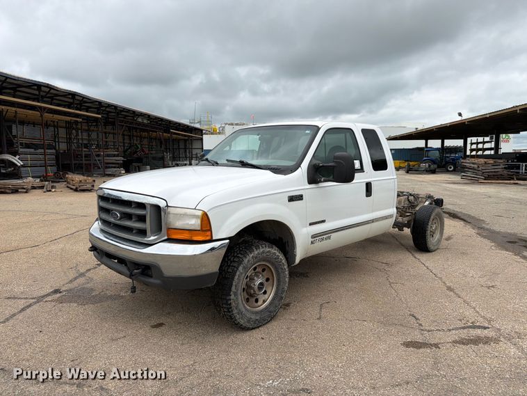 1999 Ford F250 Super Duty XLT Ext. Cab truck cab and chassis - FK3100