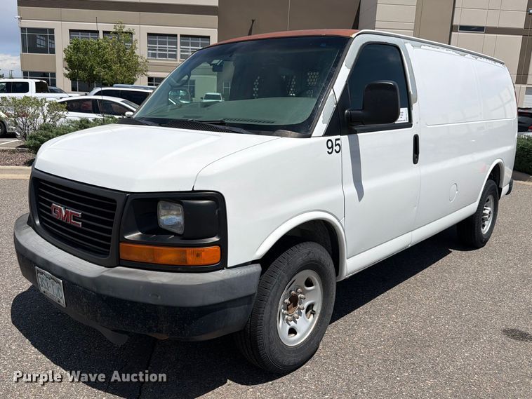 2009 GMC Savana G2500 van - FM7535