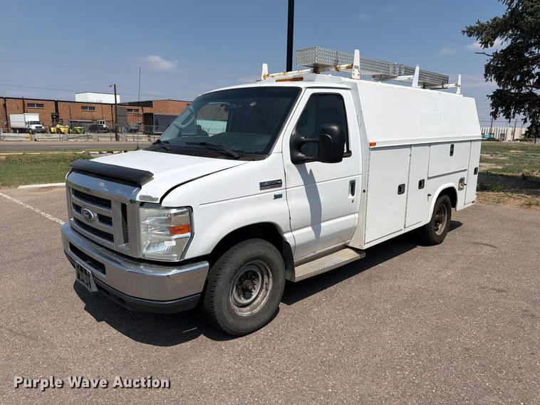2016 Ford E350 Super Duty utility van - FM7555