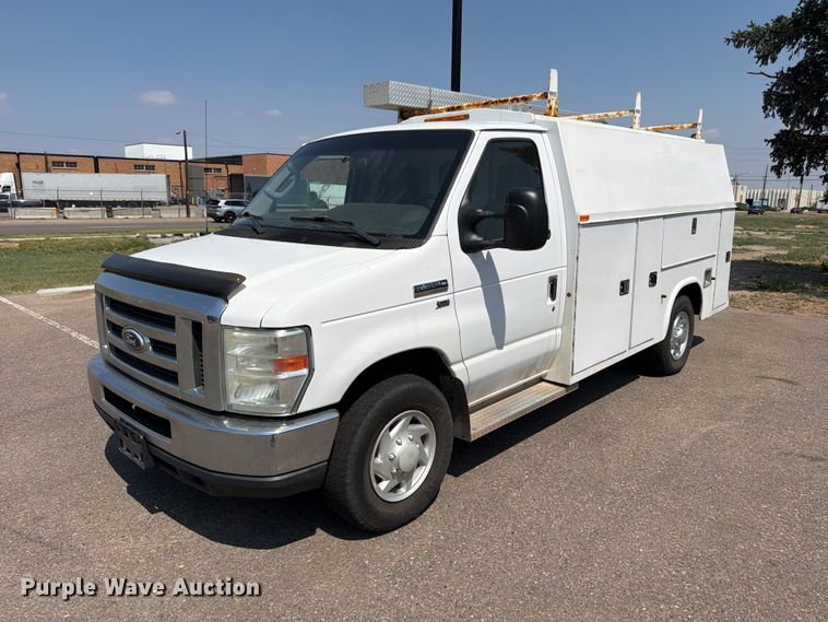 2014 Ford E350 Super Duty utility van - FM7556