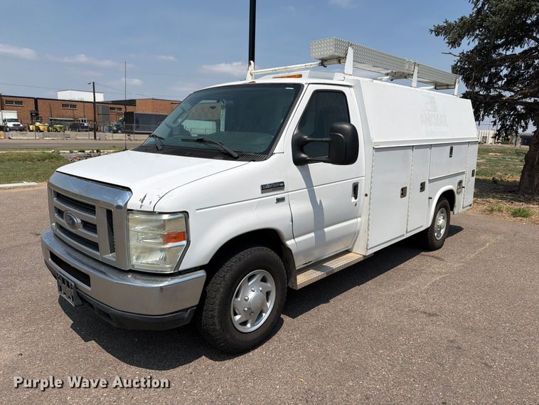 2012 Ford E350 Super Duty utility van - FM7557
