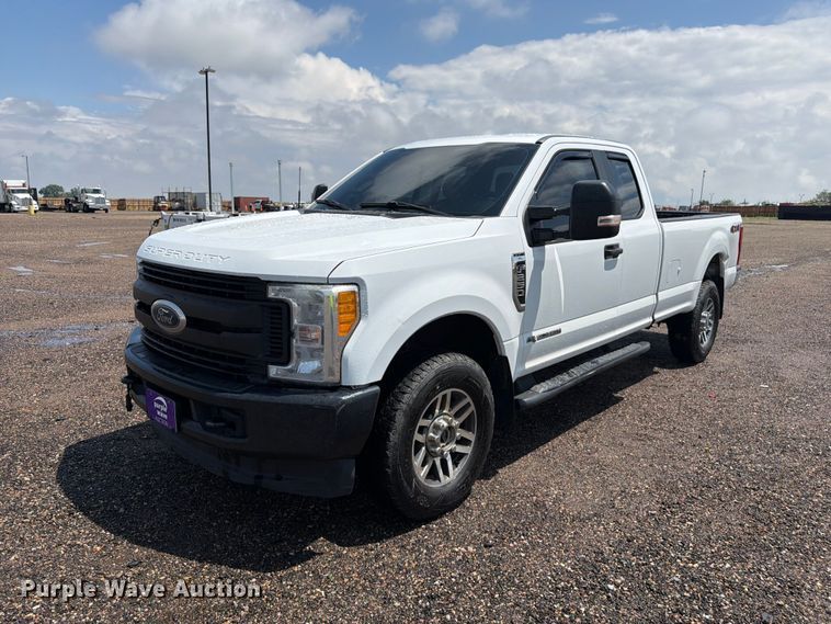 2017 Ford F250 Super Duty XL Ext. Cab pickup truck - FM7562