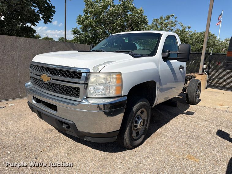 2011 Chevrolet Silverado 2500 pickup truck cab and chassis - NJ9063
