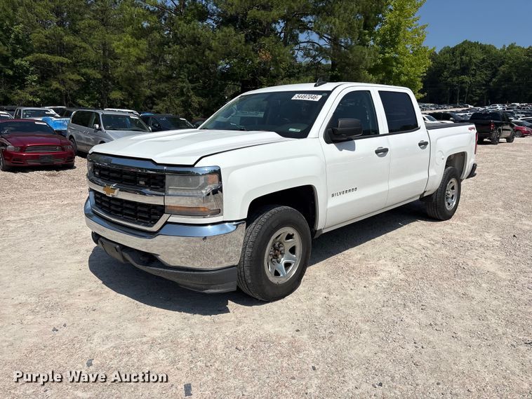 2016 Chevrolet Silverado 1500 Crew Cab pickup truck - YA3640