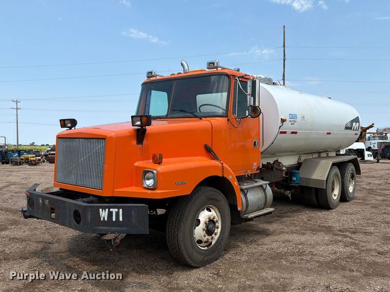 2001 Volvo Truck WG tank truck - DQ0023