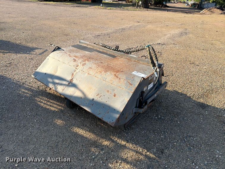 Edge skid steer sweeper - DQ0030