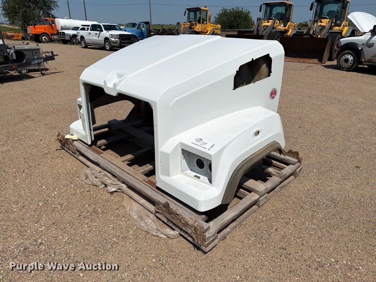 2017 Goldshield Fiberglass W17-00007-099 semi hood - DQ0043