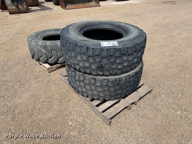 (3) 17.5R25 tires - DQ0059