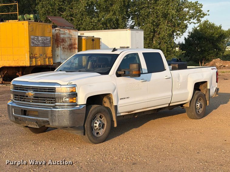 2015 Chevrolet Silverado 2500HD Crew Cab pickup truck - DQ0060