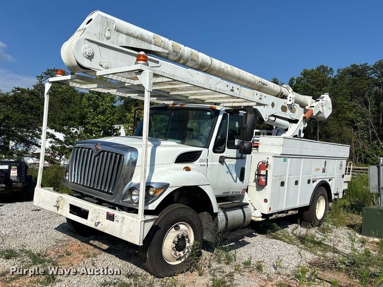 2013 International 7400 bucket truck - DU6341