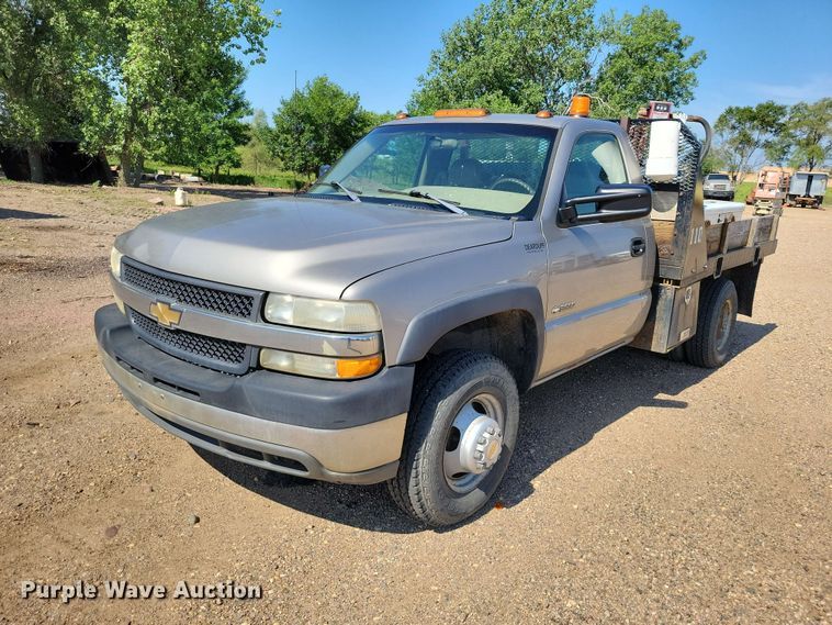 2001 Chevrolet Silverado 3500 flatbed pickup truck - EE1147